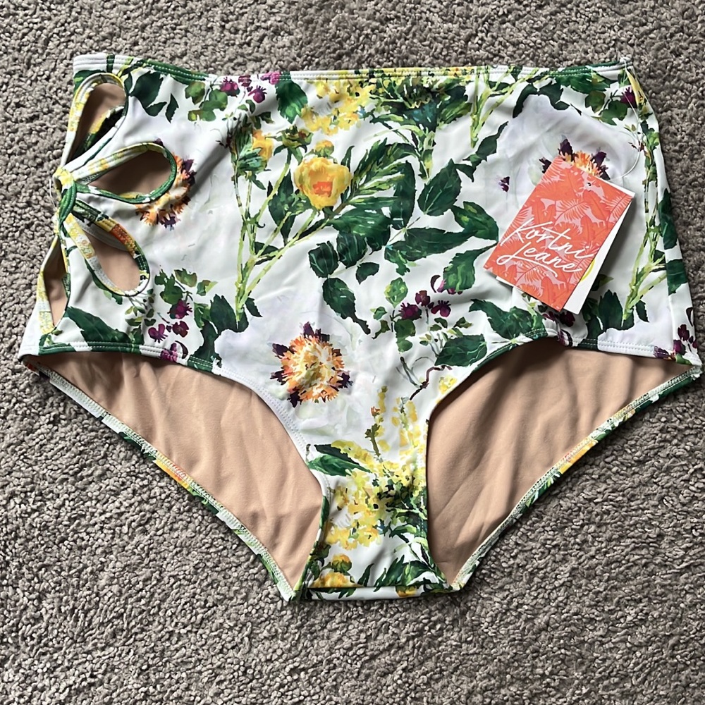 KORTNI JEANE FLOWER CUT OUTS.                              NWT size XXL